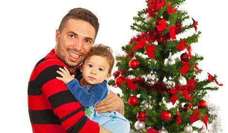 Padre e hijo celebrando la Navidad