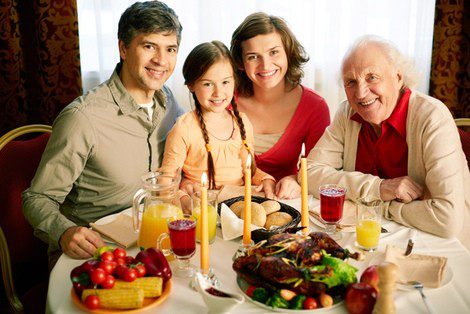 Familia celebrando la Navidad