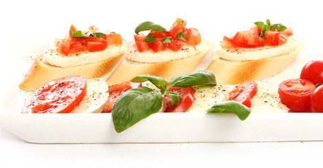  Canapés de Navidad de mozzarella y pimiento