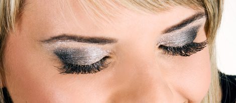 Ilumina tu mirada: maquillaje brillante para tus ojos esta Navidad