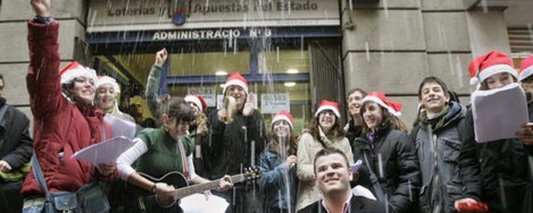 Gente celebrando el premio