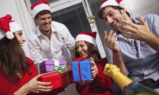 Puedes demostrar lo bien que conoces al destinatario a través del regalo, que también es una pista para él sobre su amigo invisible