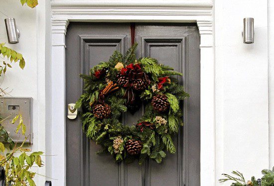 Es tradición colgar ramas de acebo y de muérdago en las puertas durante Navidad