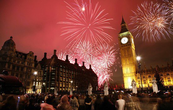 La entrada en el Año Nuevo se celebra con fuegos artificiales en el Big Ben