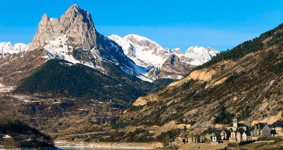 El norte ofrece pueblos más pequeños y la cercanía de picos nevados