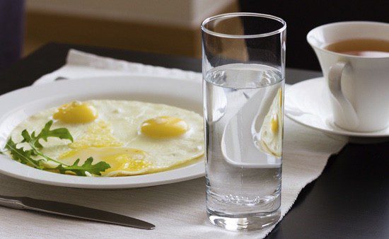 Bebe agua y toma un buen desayuno