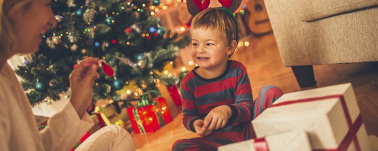 En su primera Navidad es conveniente no pasarse con los regalos navideños