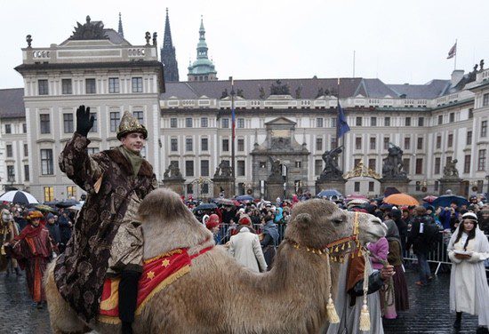 Cabalgata de los Reyes Magos frente al Palacio Presidencial de Praga