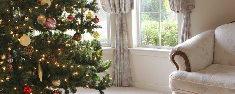 Decorar el árbol en los tradicionales colores rojo y dorado