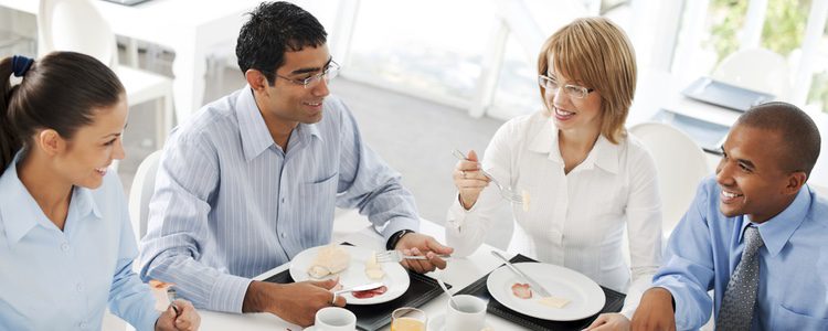 Si la cena de empresa es más informal, puedes relajar tu look