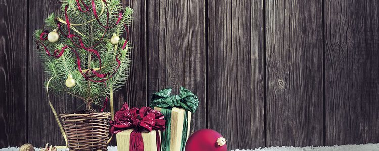 Hay muchos que apuestan por un centro basado en un árbol de Navidad, sencillo e ideal