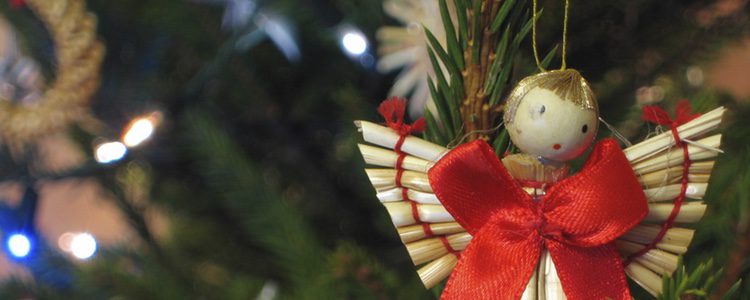 Puedes terminar decorando tu árbol añadiendo un ángel en lugar de una estrella