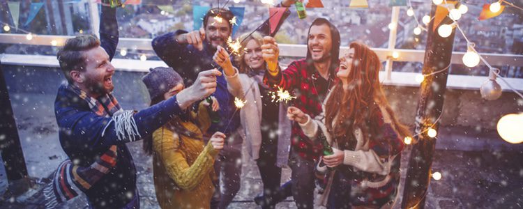 Amigos celebrando la Navidad