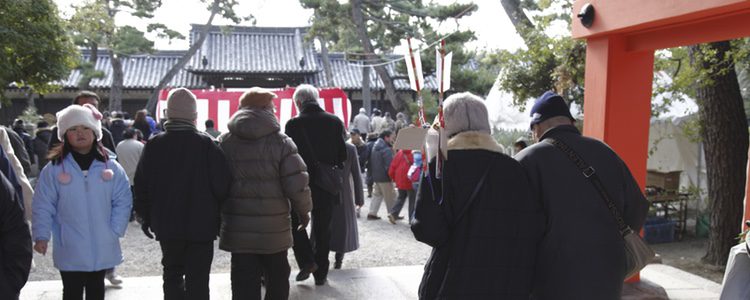 Los japoneses acuden a los templos en Año Nuevo