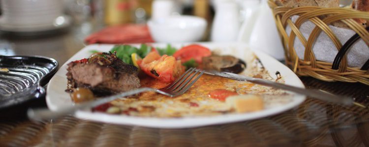 Los alemanes optan por dejar comida en el plato para recibir la buena suerte