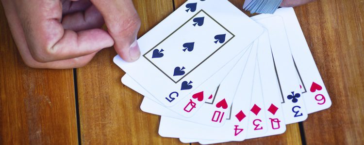 Los juegos de cartas entretienen tras las cenas navideñas