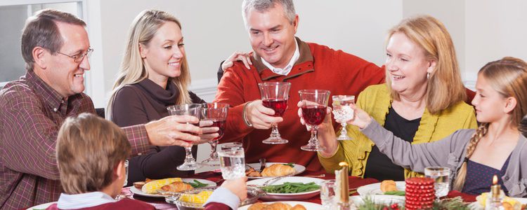 Familia celebrando la Navidad