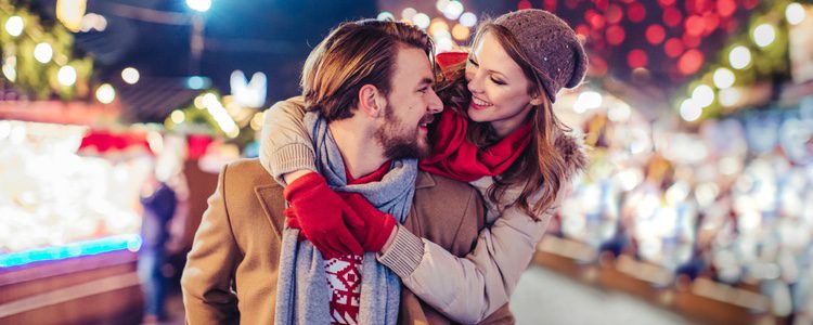 Pareja feliz en Navidad