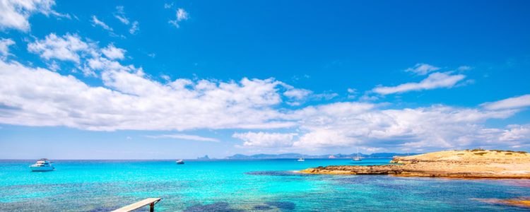 Aprovecha para pasear por las playas de la isla