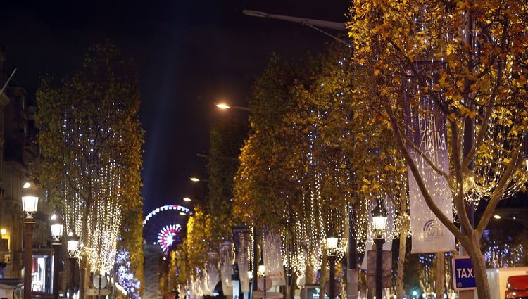 Las calles de París inundadas de luces de Navidad 