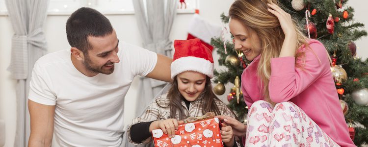 El olentzero baja de la montaña para dar regalos a los niños el día de Navidad