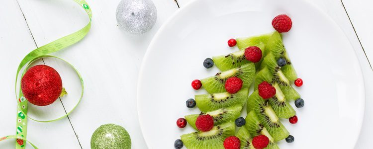 Puedes hacer tu árbol de Navidad con variedad de frutas