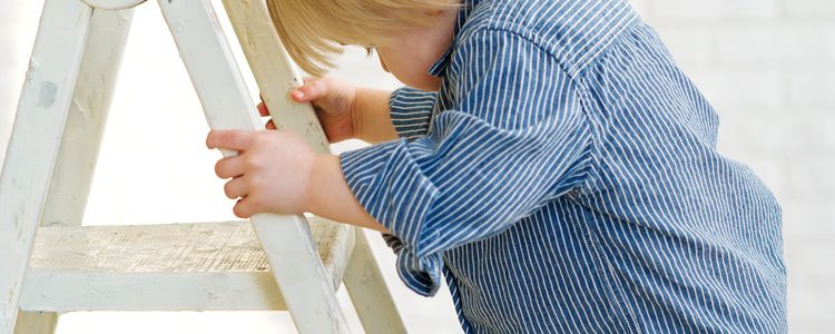 Las escaleras vienen muy bien para que los niños puedan ver bien