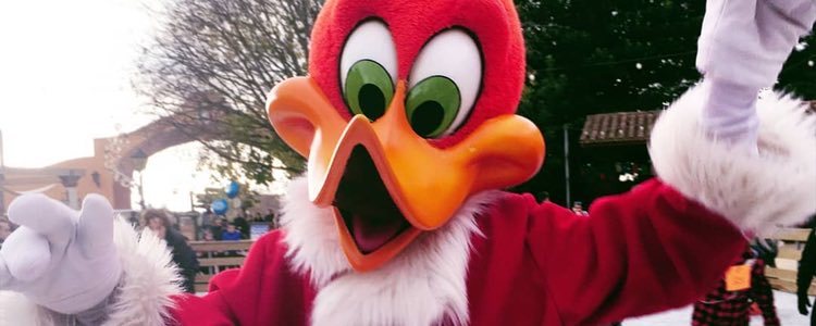 Woddy, la mascota de Port Aventura, se disfraza de Papá Noel en Navidad