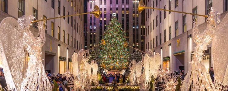 Rockefeller Center iluminada con las luces de Navidad