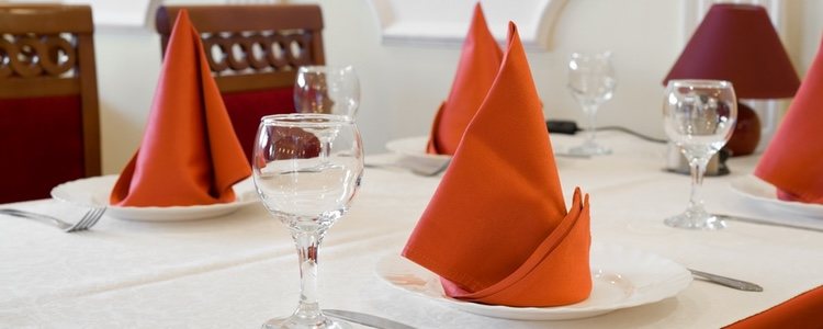 Existen multitud de ideas para decorar la mesa de Navidad con servilletas