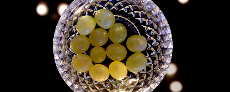 La opción más clásica es ofrecer las uvas en tarritos de cristal