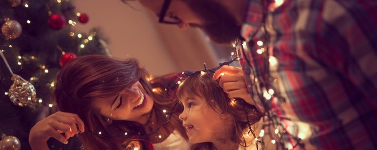 Decorar el árbol de Navidad es un tiempo muy valioso para disfrutar en familia