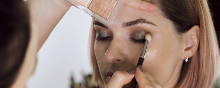 El maquillaje es una de las piezas clave en un look