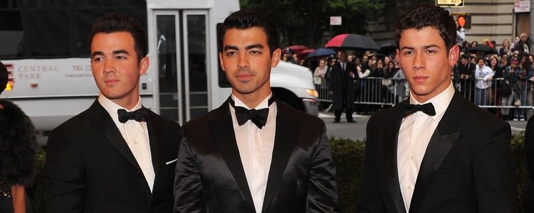 Nick Jonas, Kevin Jonas y Joe Jonas en la alfombra roja de la Gala del MET 2012 | Foto: Getty