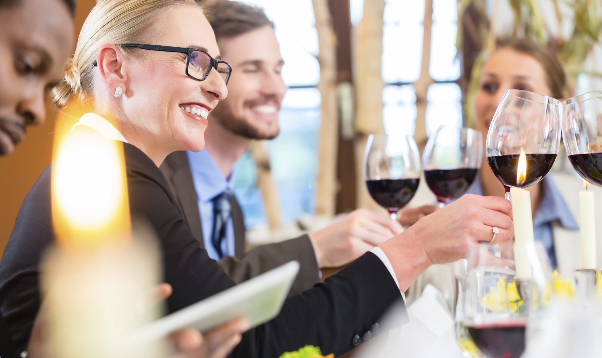 Cómo comportarse en una cena de Navidad de empresa