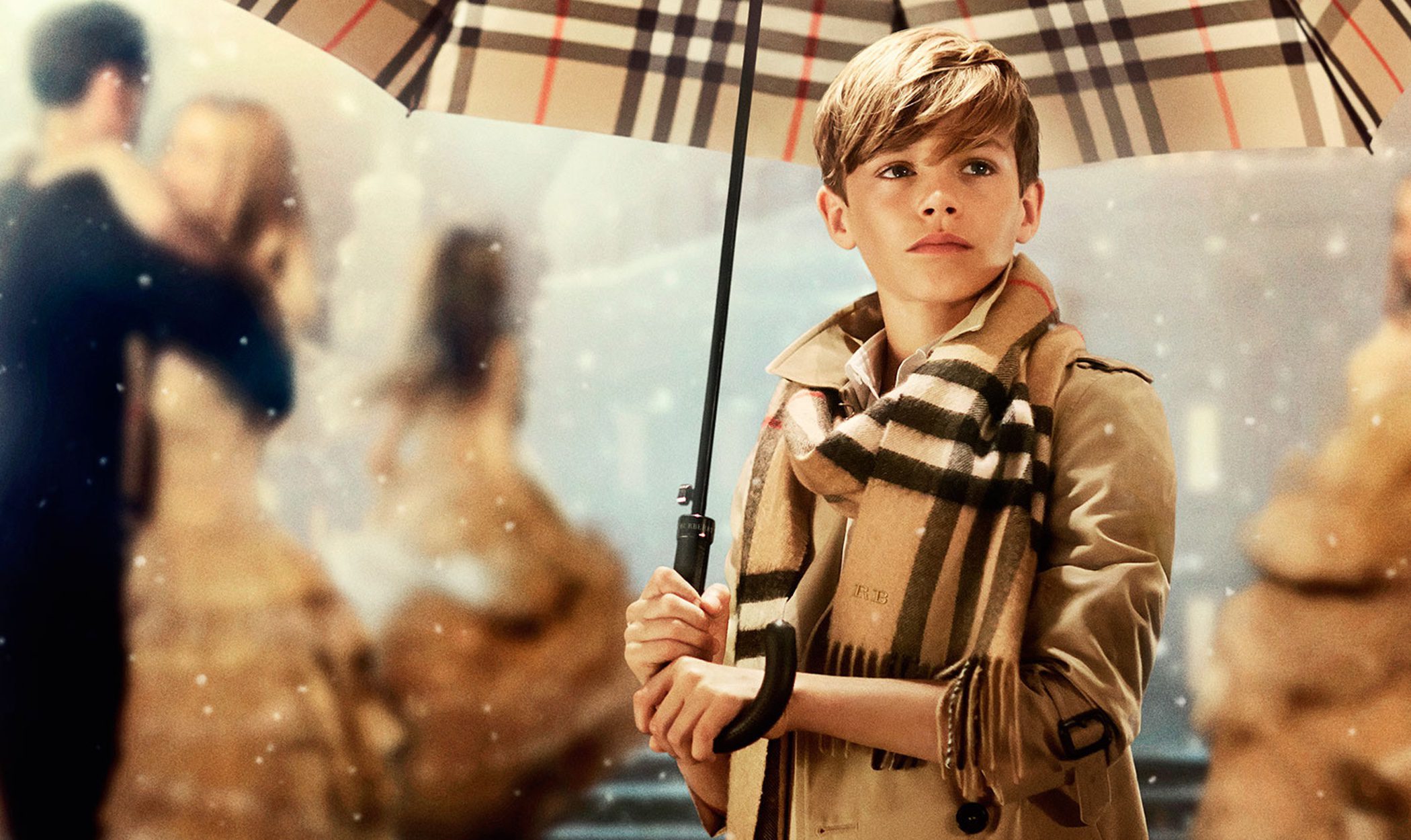 Romeo Beckham endulza la Navidad con la campaña 'Festive' de Burberry