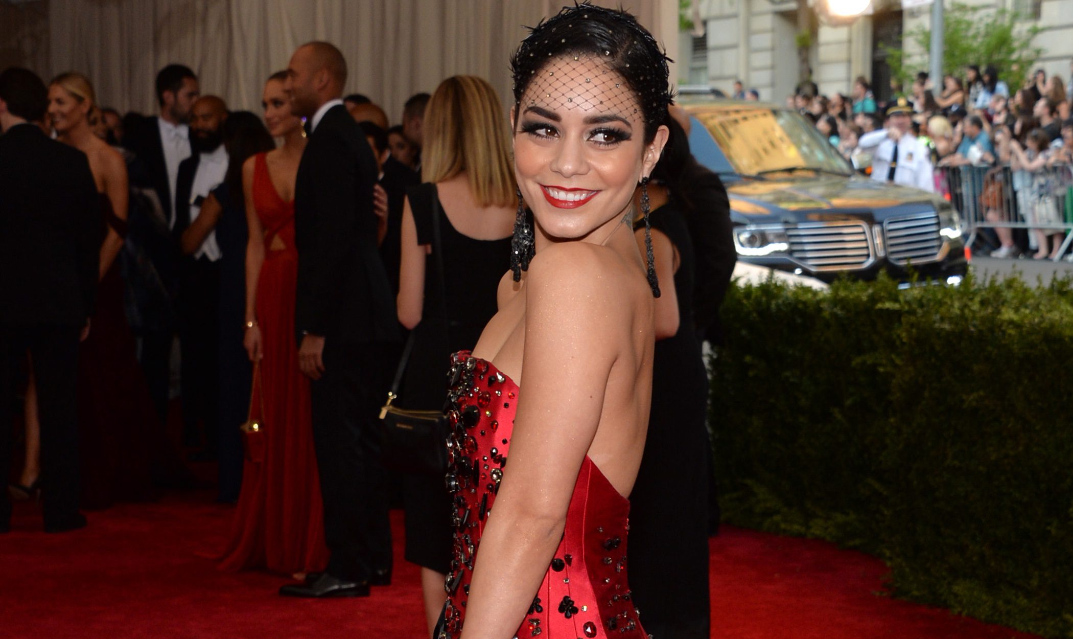 Vanessa Hudgens se apunta a la moda de felicitar la Navidad vestida de Mamá Noel