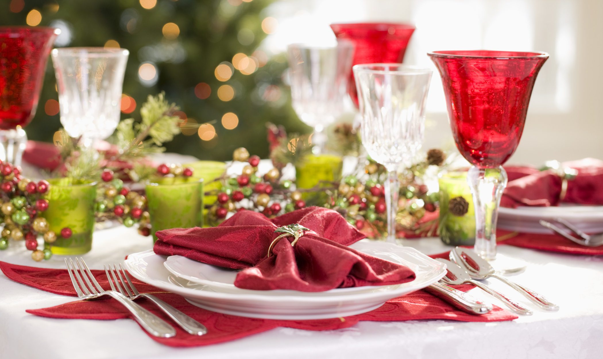 Decoración navideña en la mesa: servilletas y vajillas de Navidad