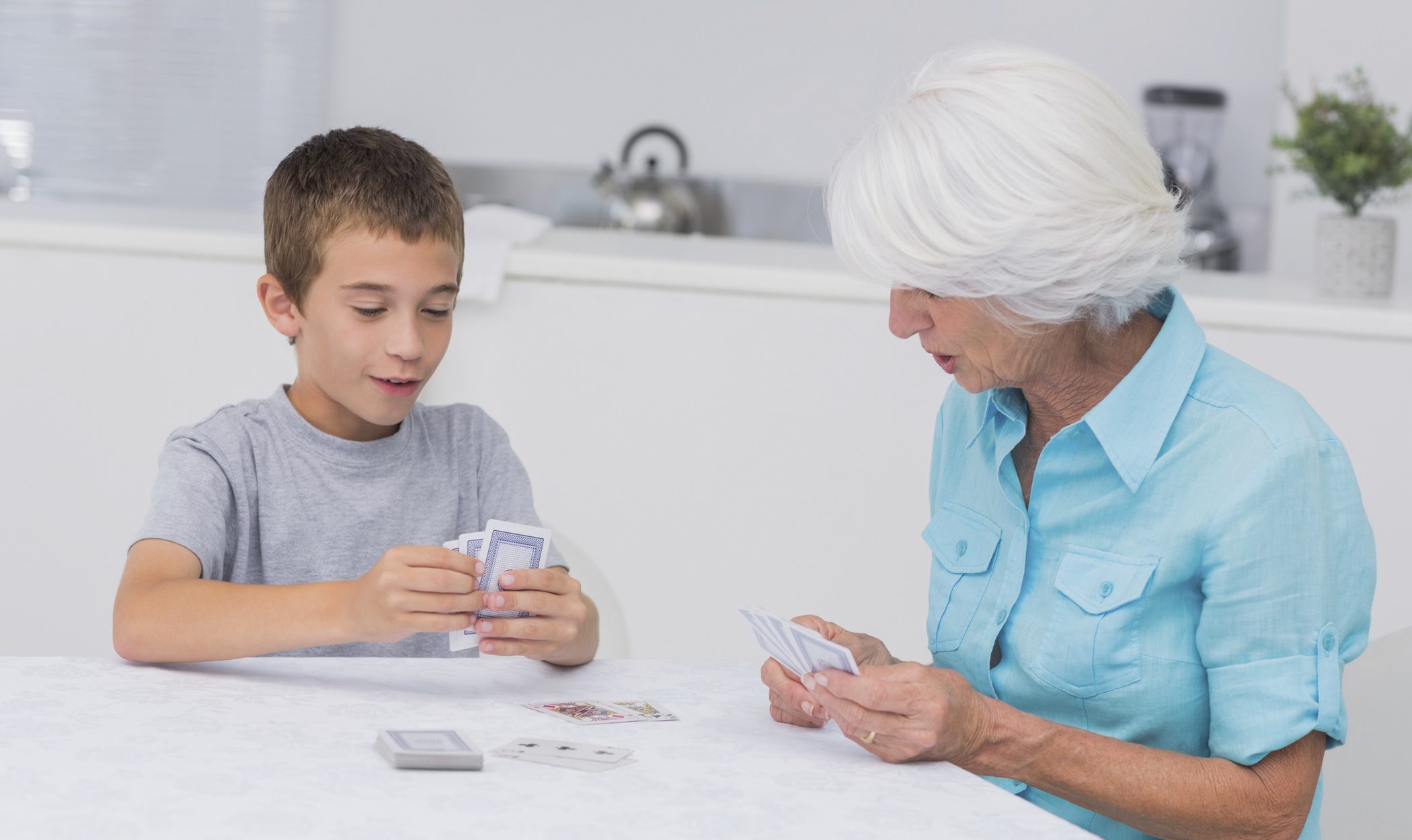 Juegos de cartas para disfrutar en familia tras las cenas navideñas