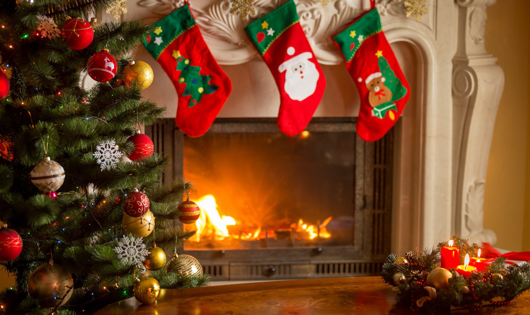 Cómo decorar la chimenea en Navidad