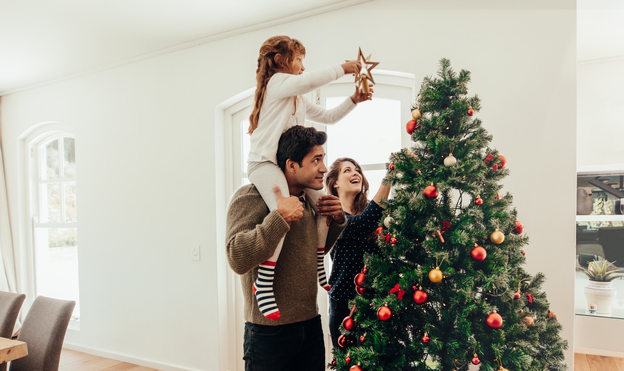 Poner el árbol de Navidad en familia, el mejor plan