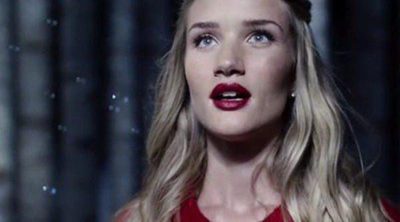 Rosie Huntington-Whiteley y Helena Bonham Carter protagonizan el spot navideño de Marks and Spencer