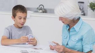 Juegos de cartas para disfrutar en familia tras las cenas navideñas