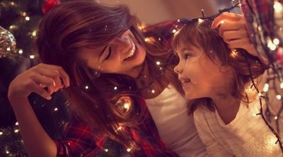 Poner el árbol de Navidad en familia, el mejor plan