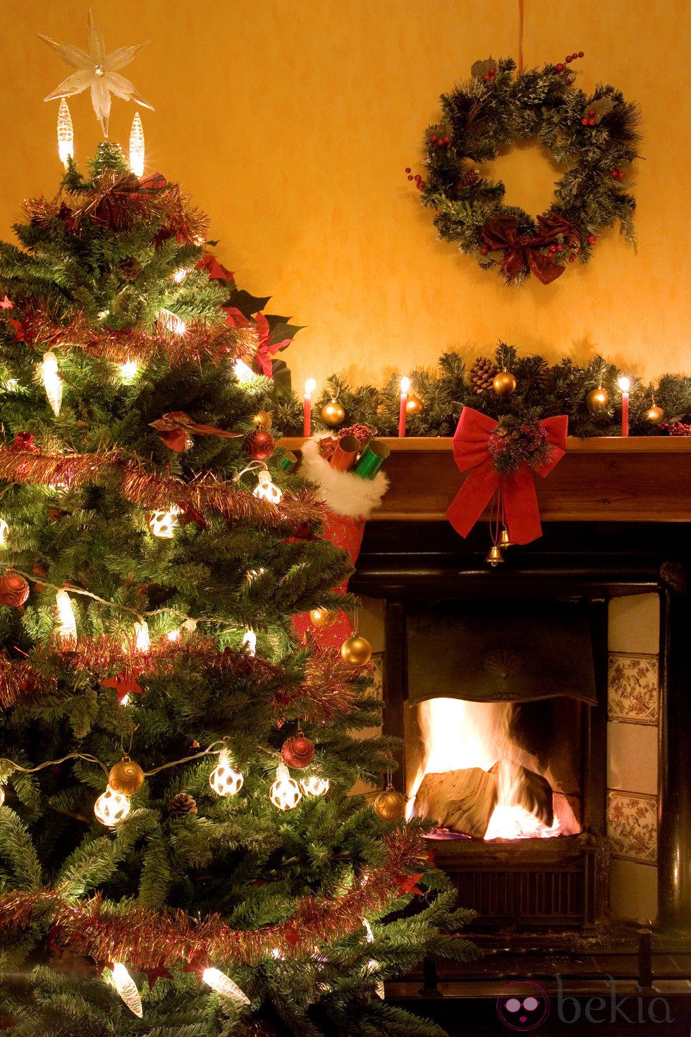 Árbol de Navidad con luces blancas grandes