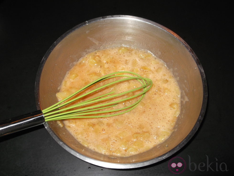 Mezclar las patatas y cebollas fritas con el huevo batido para hacer muffins de tortilla de patata