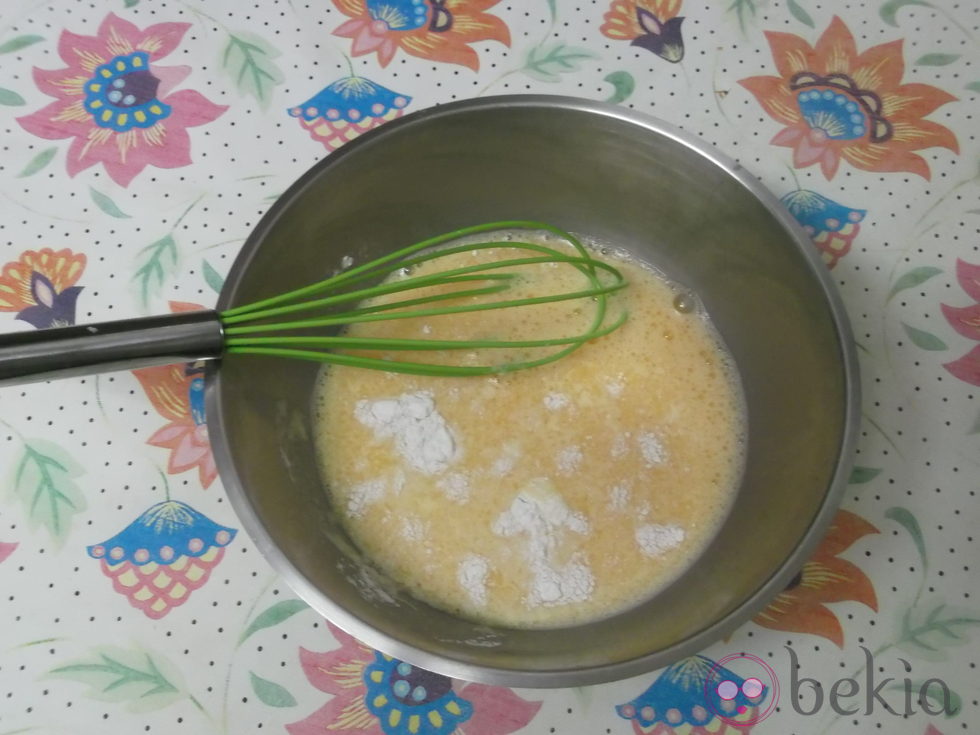 Batir los huevos con dos cucharaditas de levadura para hacer muffins de tortilla de patata