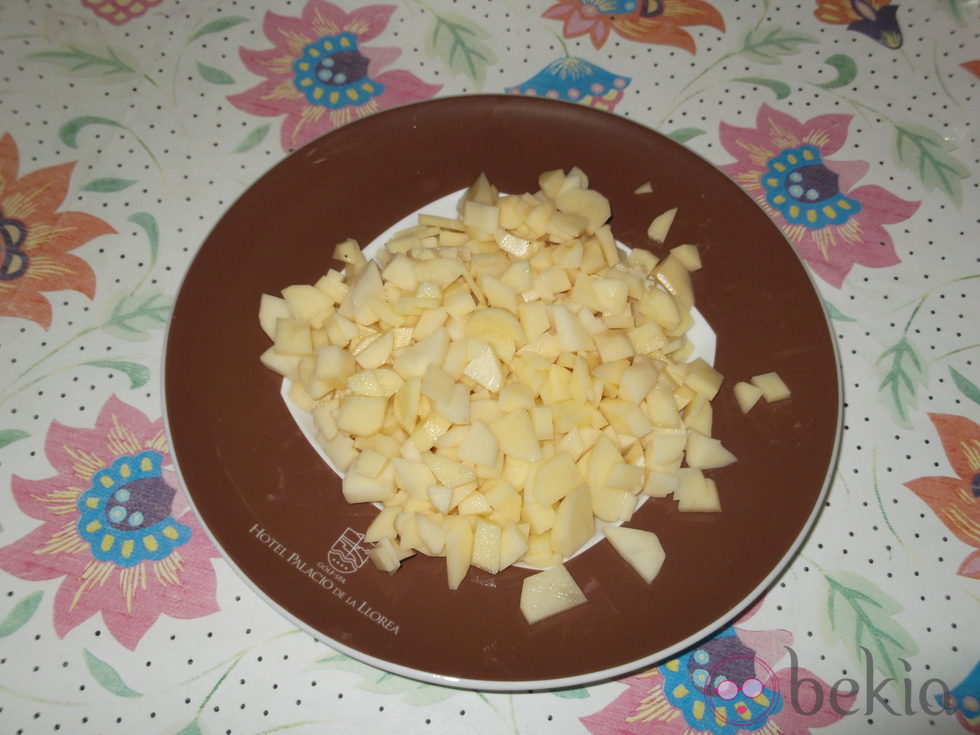 Cortar las patatas en cuadraditos para hacer muffins de tortilla de patata