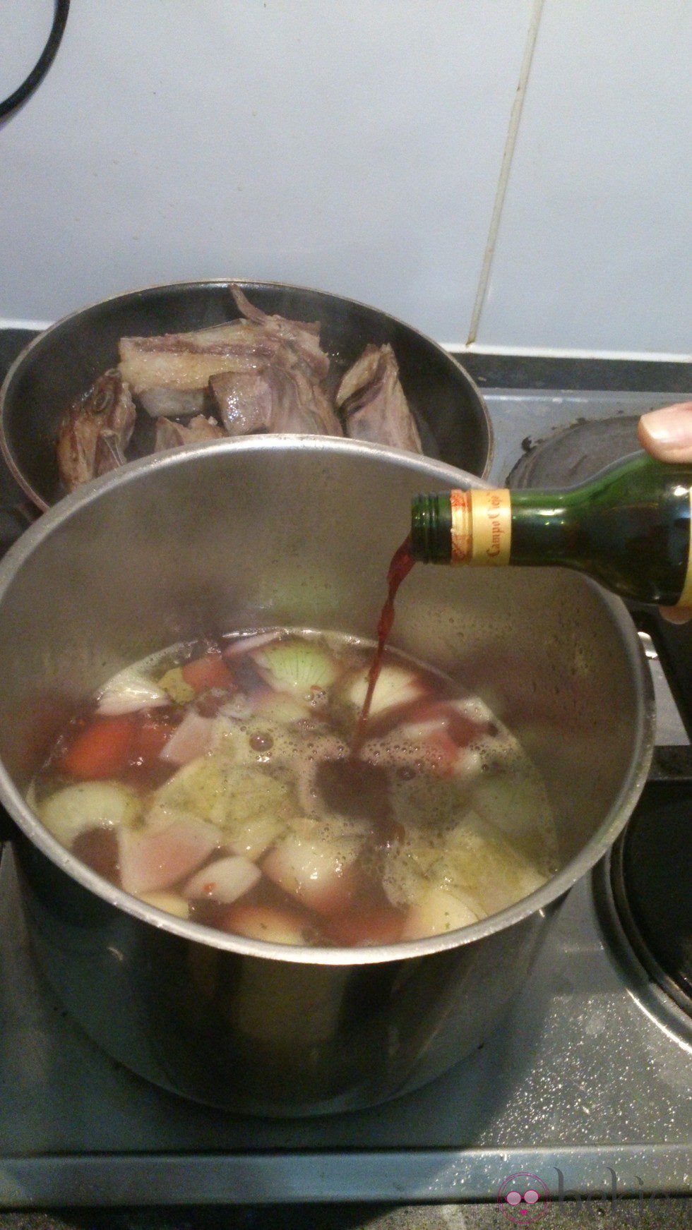 Añadir el vaso de vino tinto y el vaso de agua a la olla de los vegetales