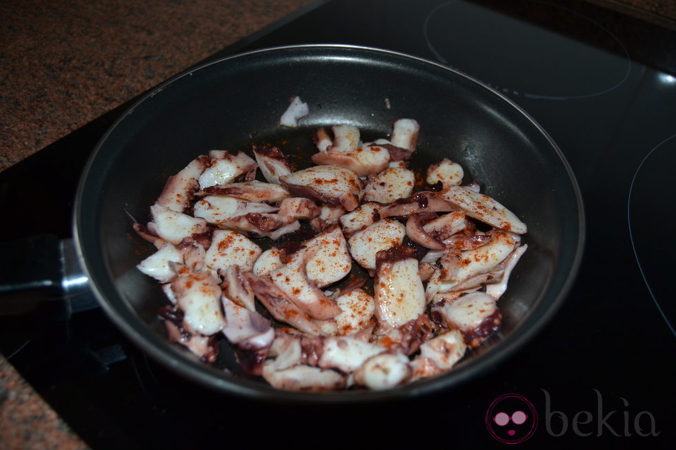 Pon el pulpo en una sartén con un poco de aceite para que termine de echar el agua